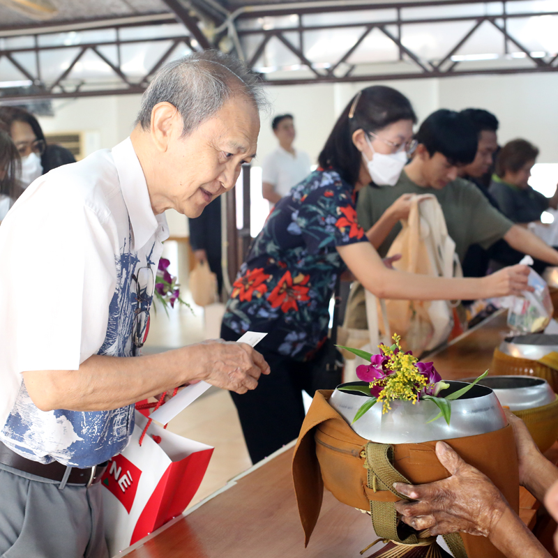 งานตักบาตรข้าวสารอาหารแห้ง NCP สวัสดีปีใหม่ไทย 2569